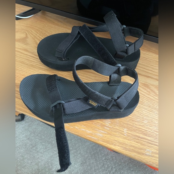 Black Teva Flatform Universal Sandals 🖤 - Picture 4 of 15